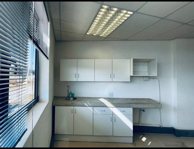 133M² OFFICE TO LET IN FOURWAYS
